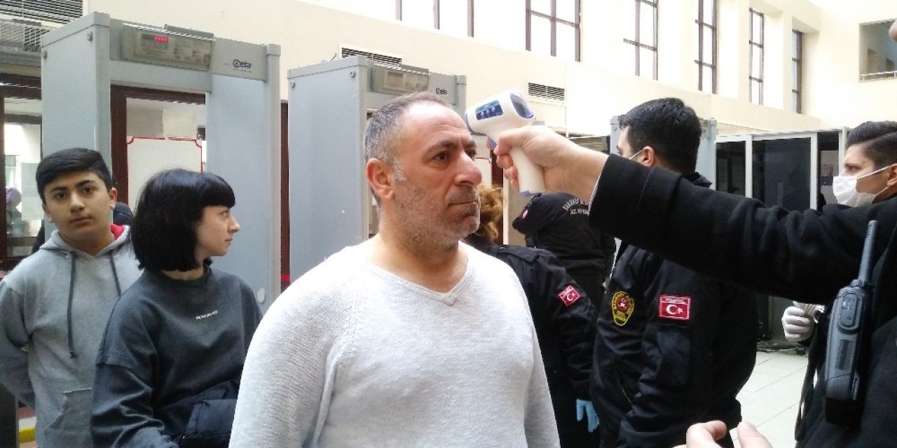 Bakırköy Adliyesi’nde Korona virüs nedeniyle vatandaşlara ateş ölçerli kontrol