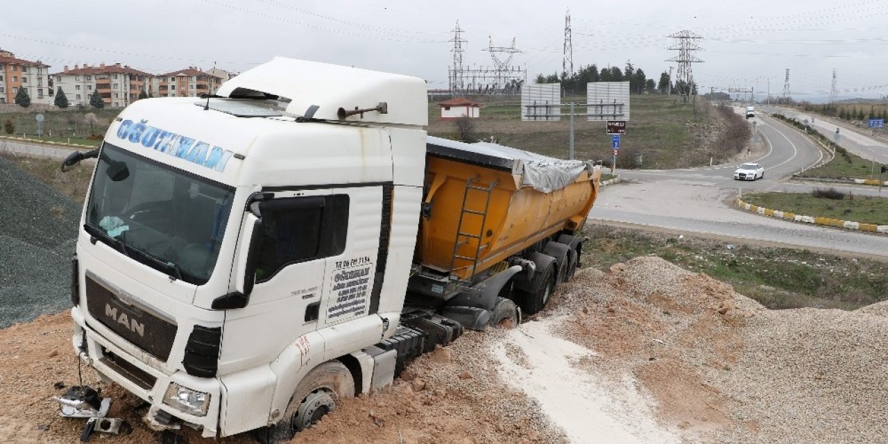 Freni patlayan tır yoldan çıktı: 1 yaralı