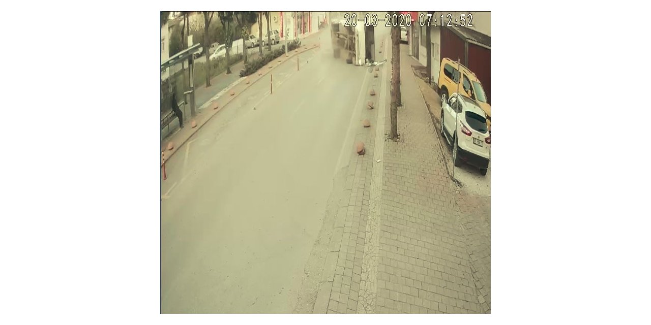 Devrilen midibüs üzerine doğru gelirken kılı bile kıpırdamadı