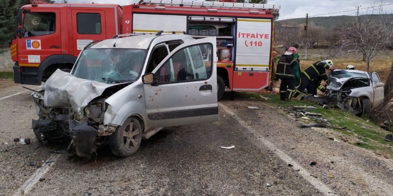 Araçlar kafa kafaya çarpıştı: 1 ölü, 6 yaralı
