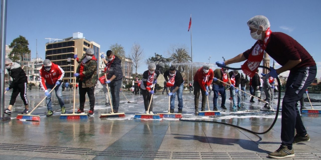 Antalyaspor taraftarından meydan temizliği
