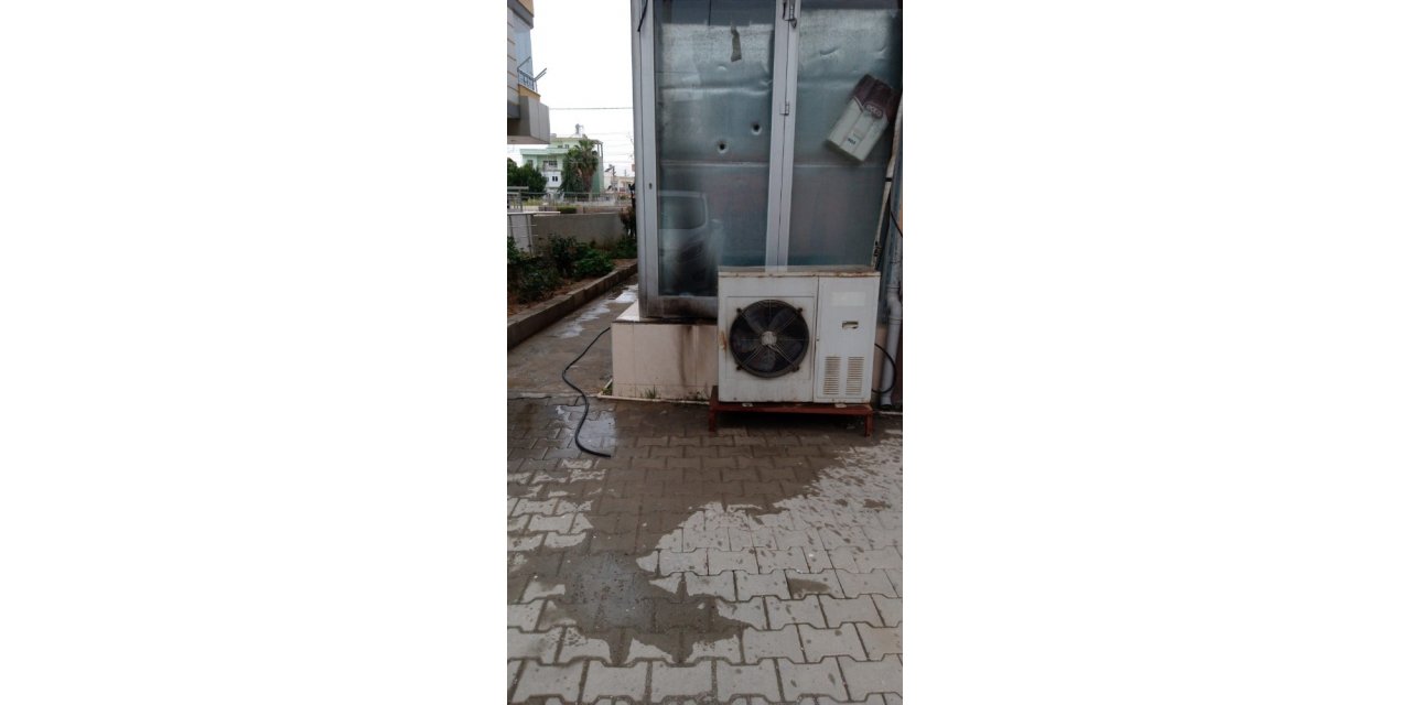 Genç kız marketi kundakladı