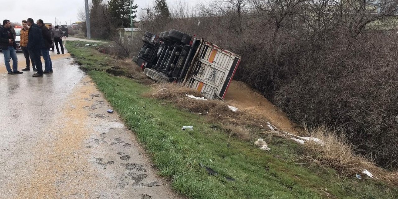 Konya'da buğday yüklü tır, toz şeker taşıyan tıra çarpıp devrildi