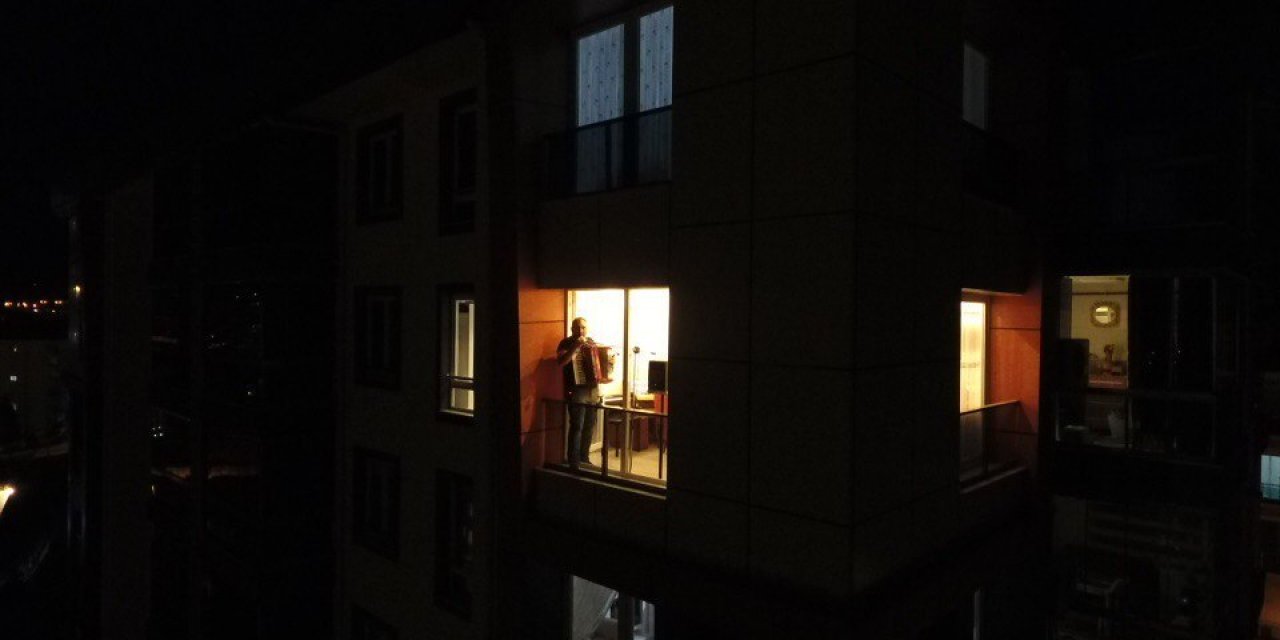 Sağlık çalışanlarına balkondan mini konseriyle destek verdi