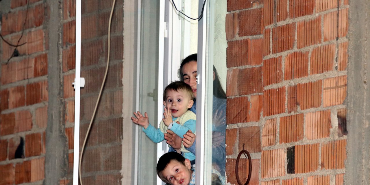 Köydeki kadınlardan sağlık çalışanlarına alkışlı destek