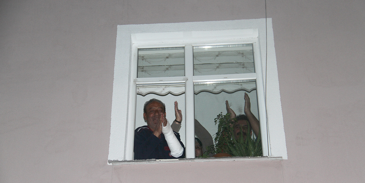 Konya'da sağlık çalışanlarını alçılı koluyla alkışladı