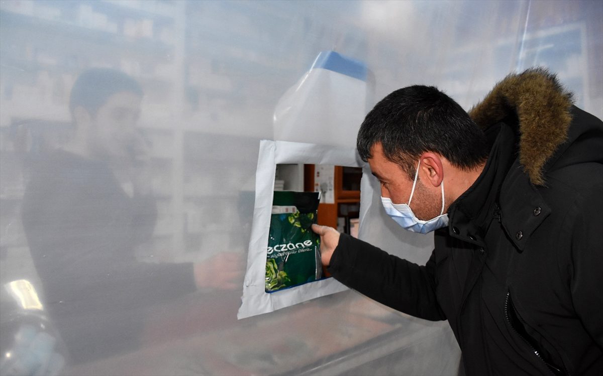 Kırşehir'de eczanelerde koronavirüse karşı şeffaf branda önlemi