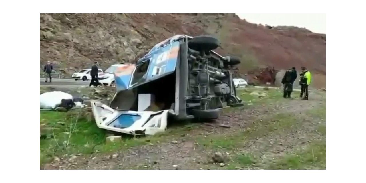 Siirt’te devrilen minibüste maddi hasar meydana geldi