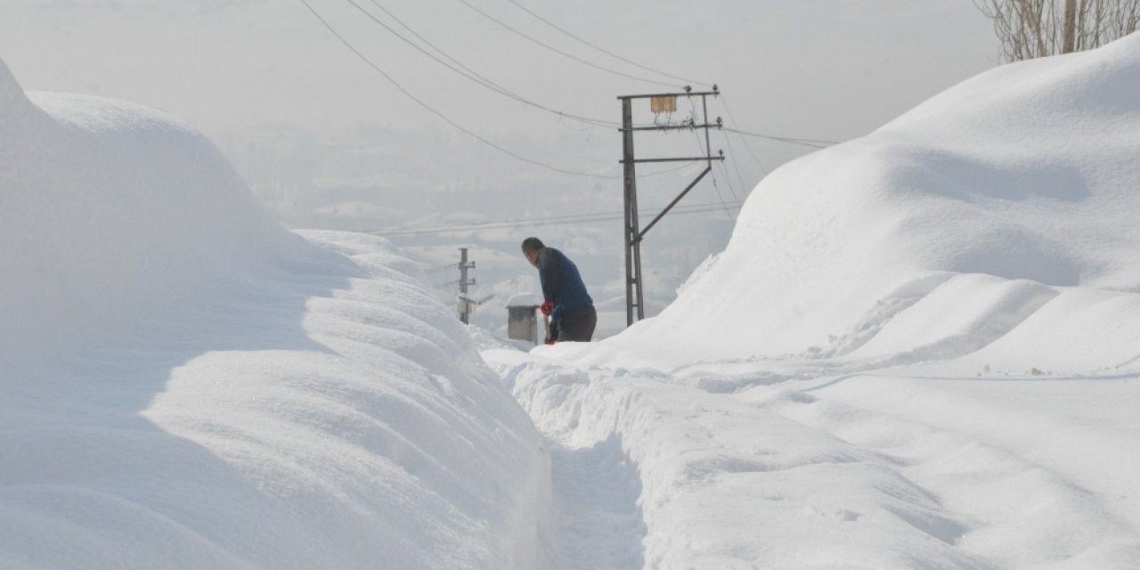 Hakkari’de 12 yerleşim yolu ulaşıma kapandı