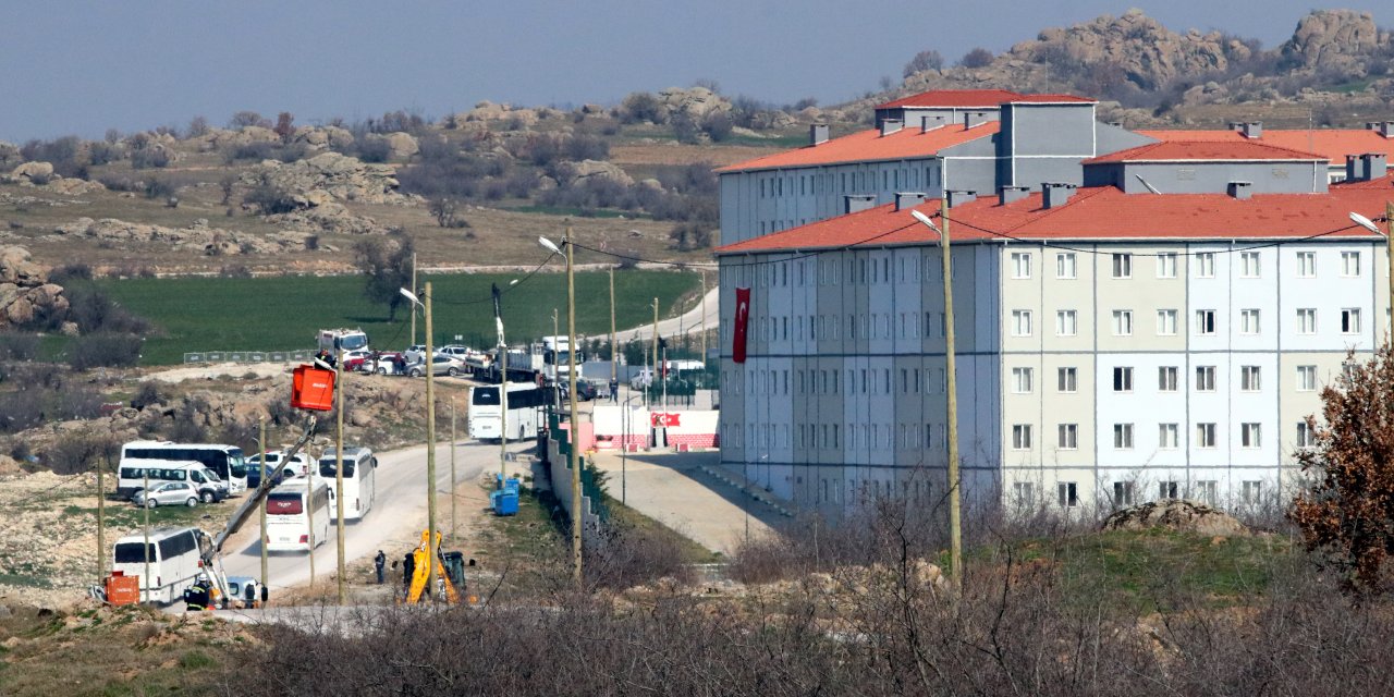 Yurt dışından gelen yolcular Kırklareli'nde öğrenci yurtlarına yerleştirildi
