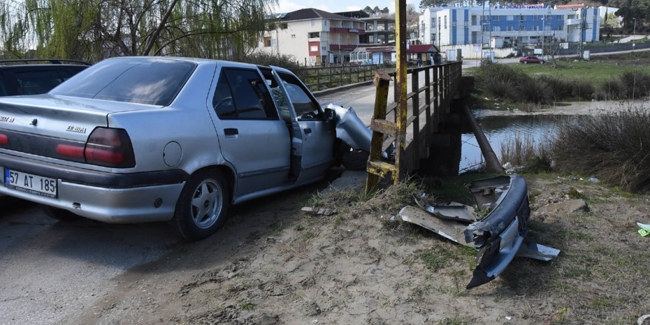 Otomobil köprü korkuluklarına çarptı: 2 yaralı