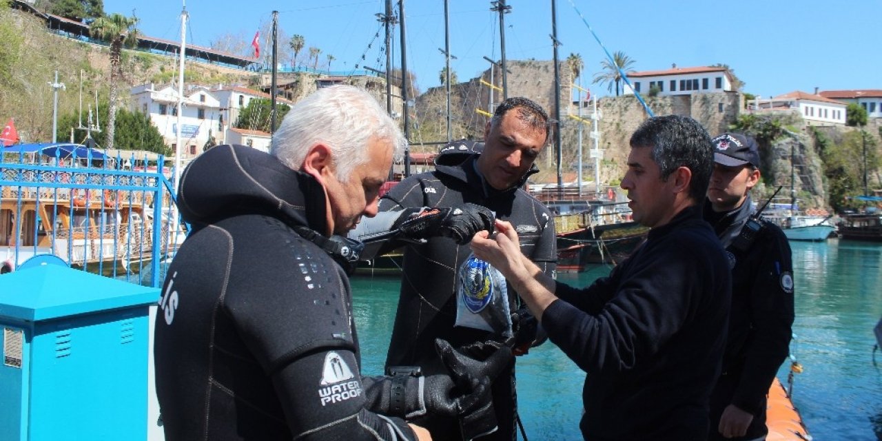 Apartman girişinde eşini vurup kaçan eski koca yakalandı, silah denizden çıktı