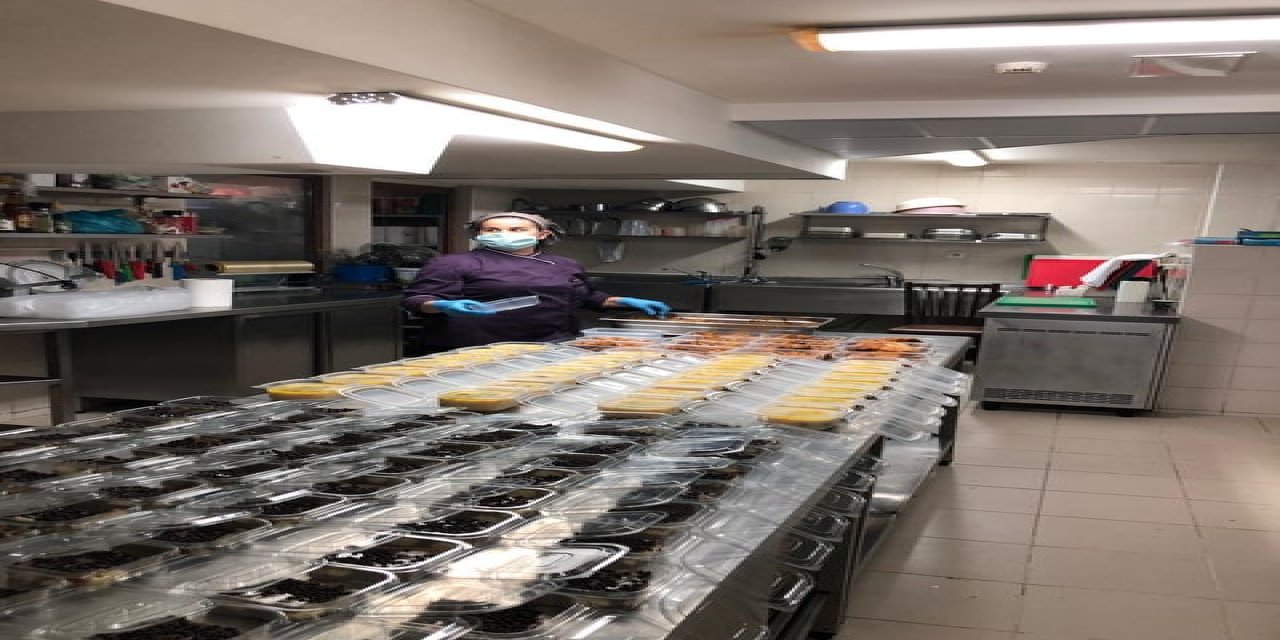 Türk iş adamı Bulgaristan'da karantina altındaki otelinde yoksullara yemek sağlıyor