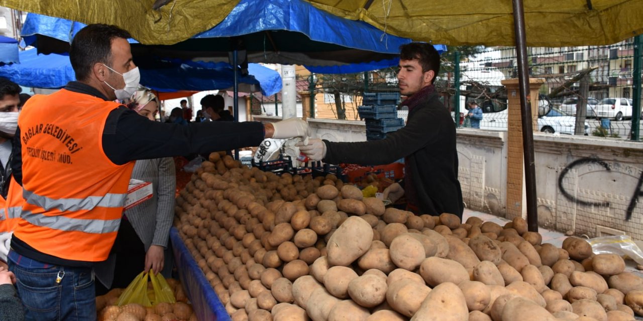 Diyarbakır'da Kovid-19 önlemleri kapsamında pazarda maske ve eldiven dağıtıldı