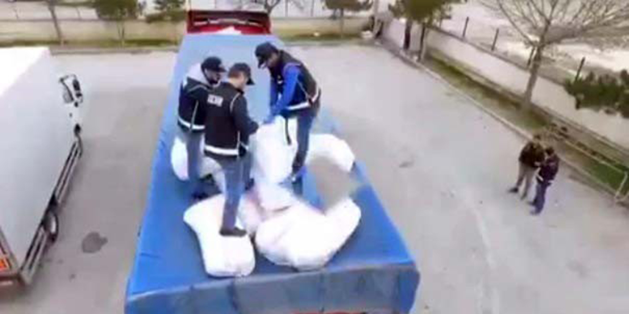 Tır dorsesine gizlenen 4 bin 700 paket kaçak sigara bulundu