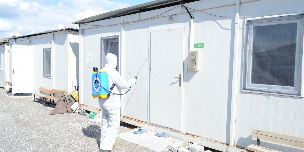Malatya'da depremzedelerin barındığı konteynerler dezenfekte edildi