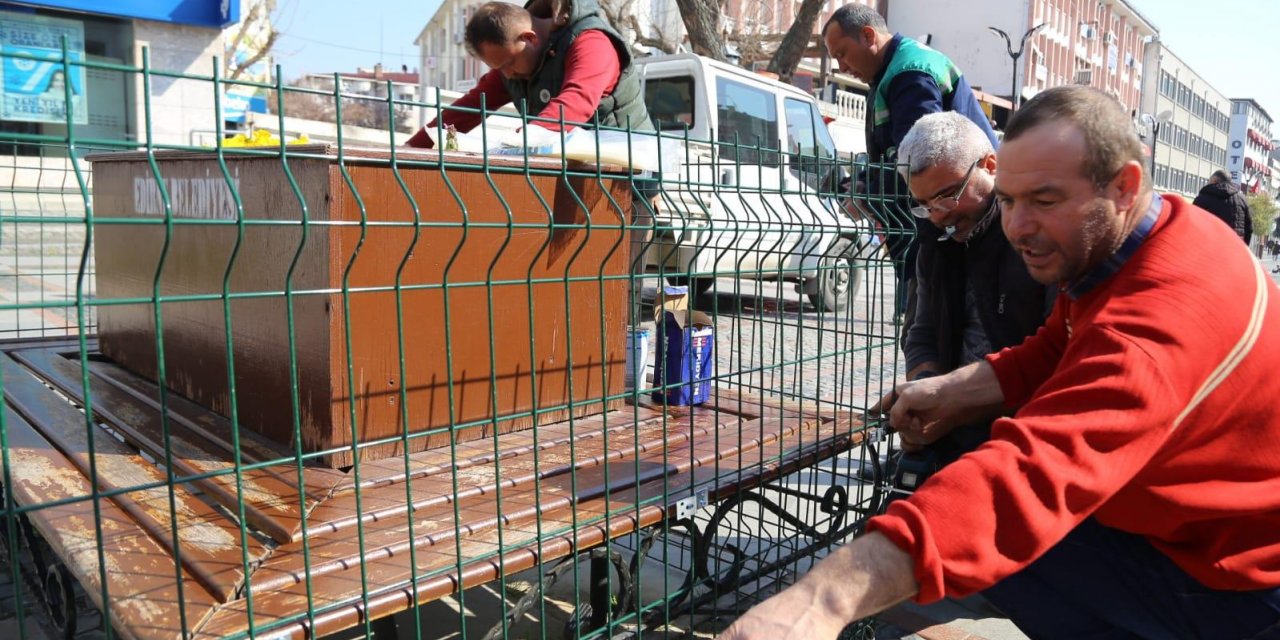 Yaşlılar "evinde kal" çağrısına uymayınca banklı çiçekliklere de tel örgü çekildi