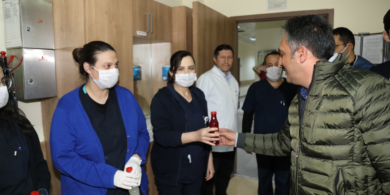 Çubuk Belediyesi’nden sağlık çalışanlarına turşu suyu ve baklava ikramı