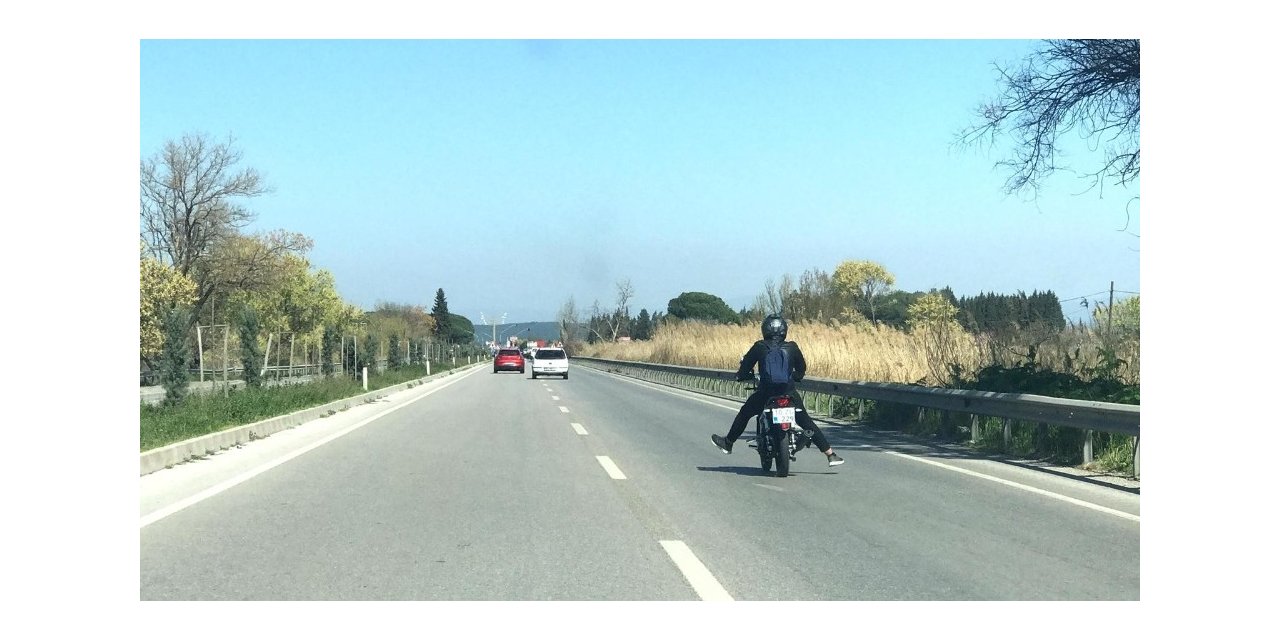 Müzik dinleyen motosikletçiden trafikte tehlikeli hareketler