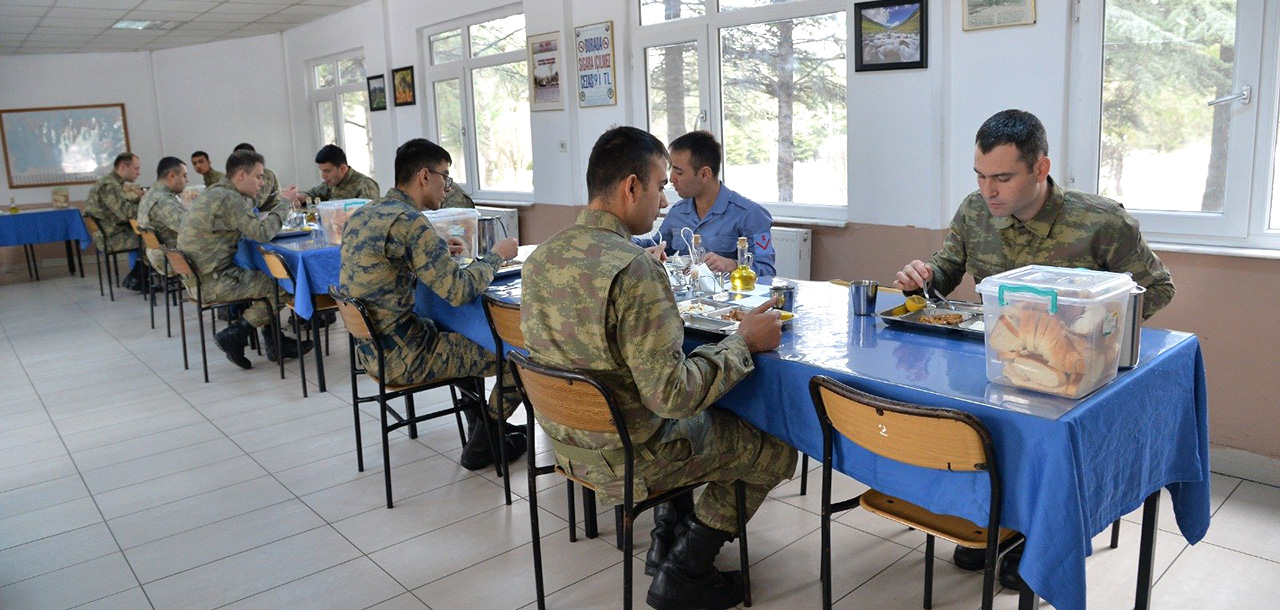 Kışla yemekhanelerinde koronavirüs tedbiri