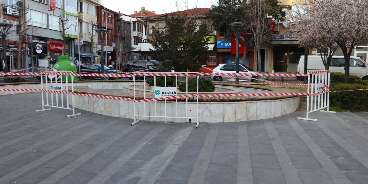 Tekirdağ'da çiçekliklerdeki banklar, bariyer ve şeritle çevrildi