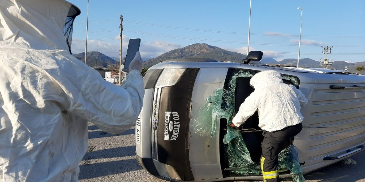 Kaza yapan kamyonetteki arılar ekiplere zor anlar yaşattı