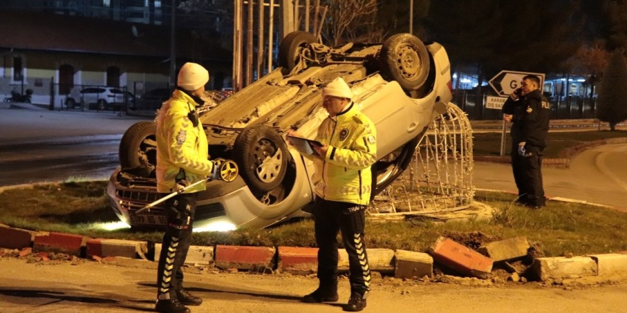 Otomobil MOBESE direğine çarptı: 4 yaralı
