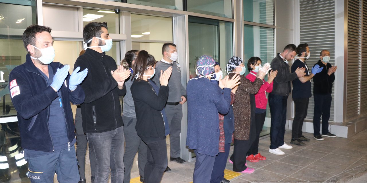 Isparta'da polis ve itfaiyeden sağlık çalışanlarına "sirenli" destek