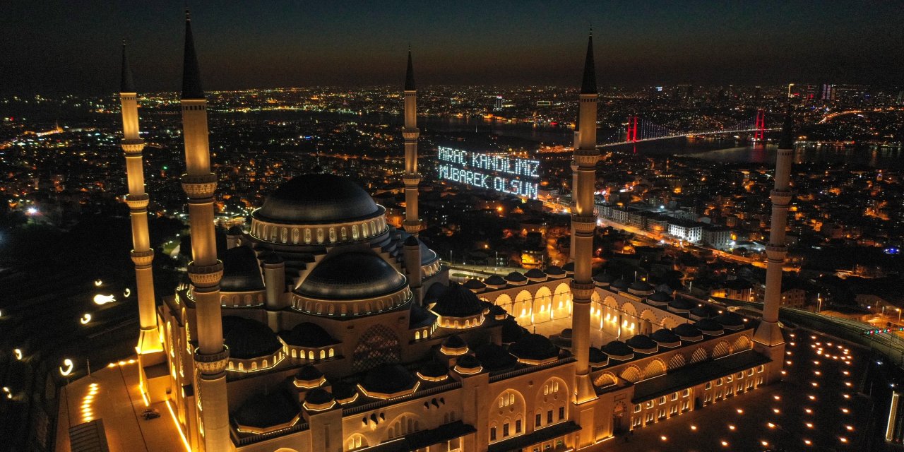 Büyük Çamlıca Camii'ne mahya asıldı