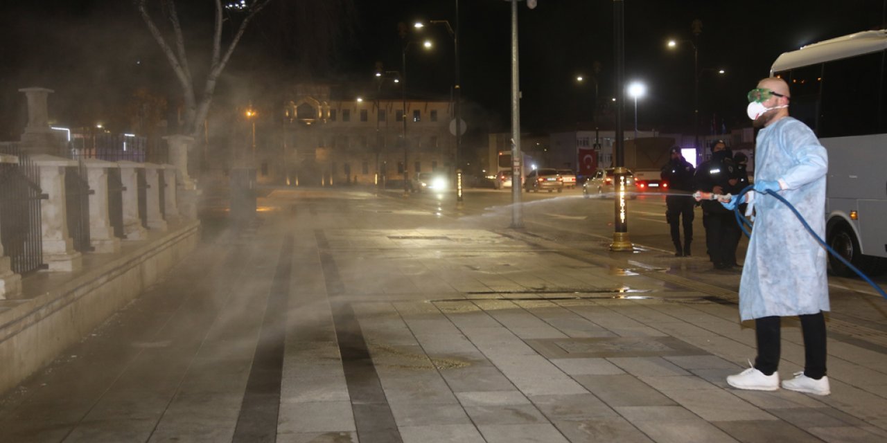 Cadde ve sokaklar koronavirüse karşı ilaçlandı