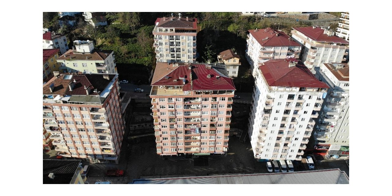 Rize’de tahliye edilen 10 katlı bina havadan görüntülendi