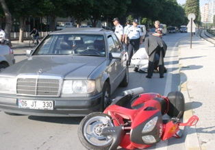 Dengesini kaybetti otomobile çarptı