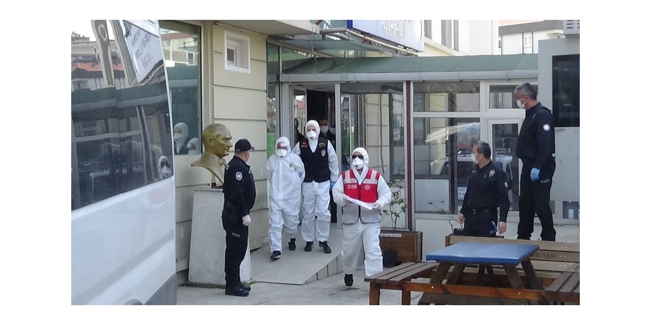 Hastanede güvenlikçileri bıçaklayan şahıs beyaz tulum ve maske ile adliyeye sevk edildi
