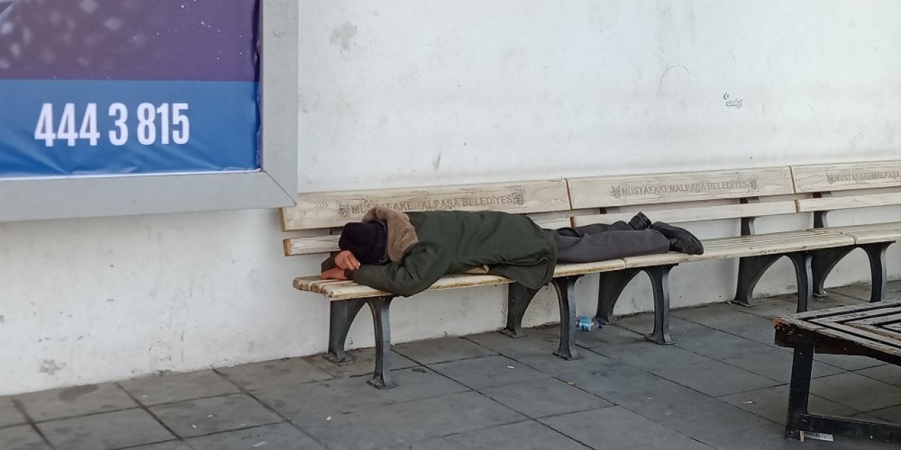 Polis sokakta 65 yaş üstü vatandaş ararken, meydanda sızan 70 yaşındaki adamı buldu