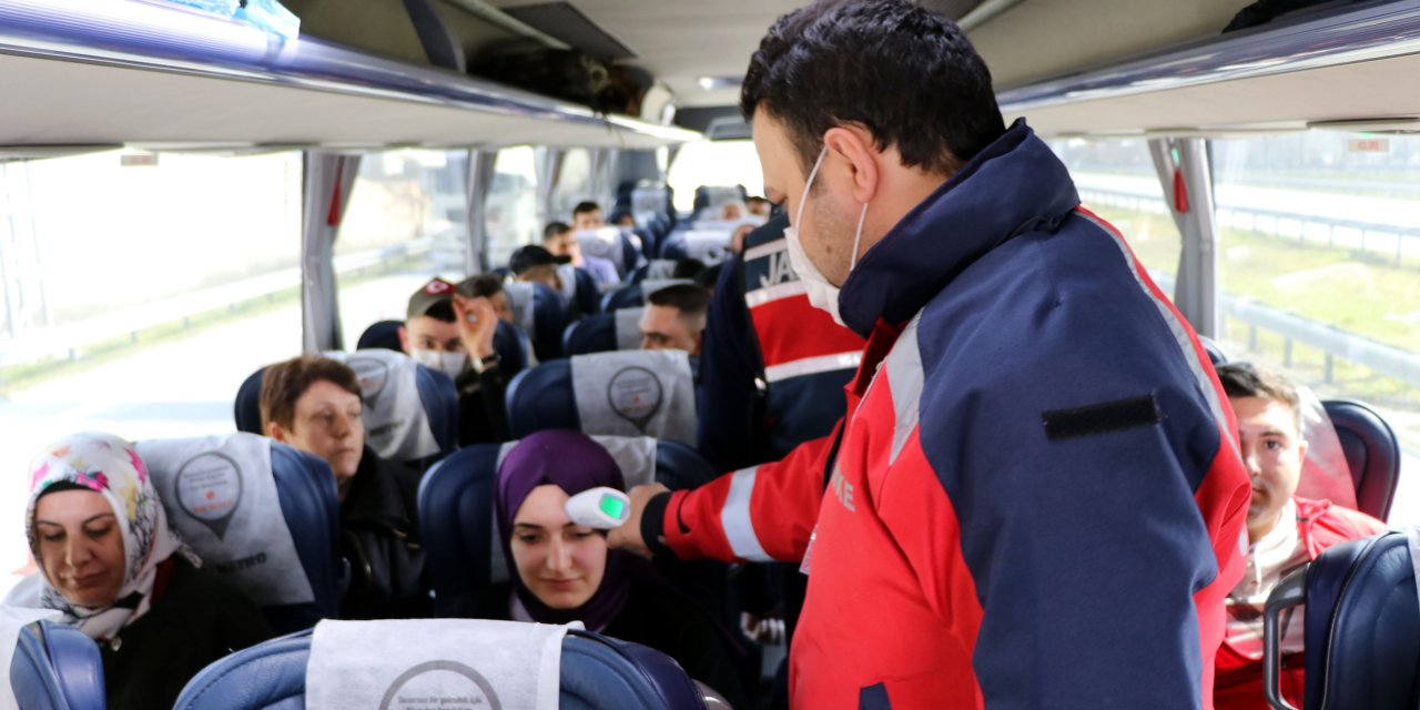 Edirne'ye kara yoluyla gelen şoför ve yolcuların ateşi ölçülüyor