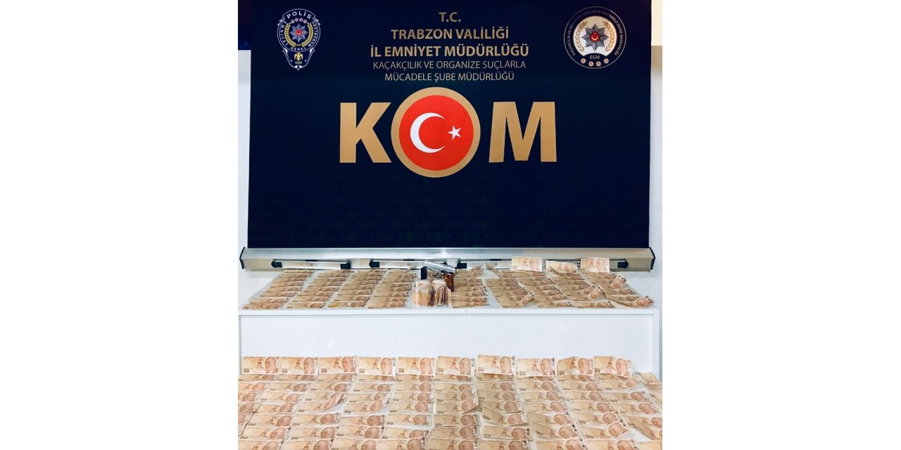 Kız arkadaşı ile sahte parayla alışveriş yaparken yakalandı