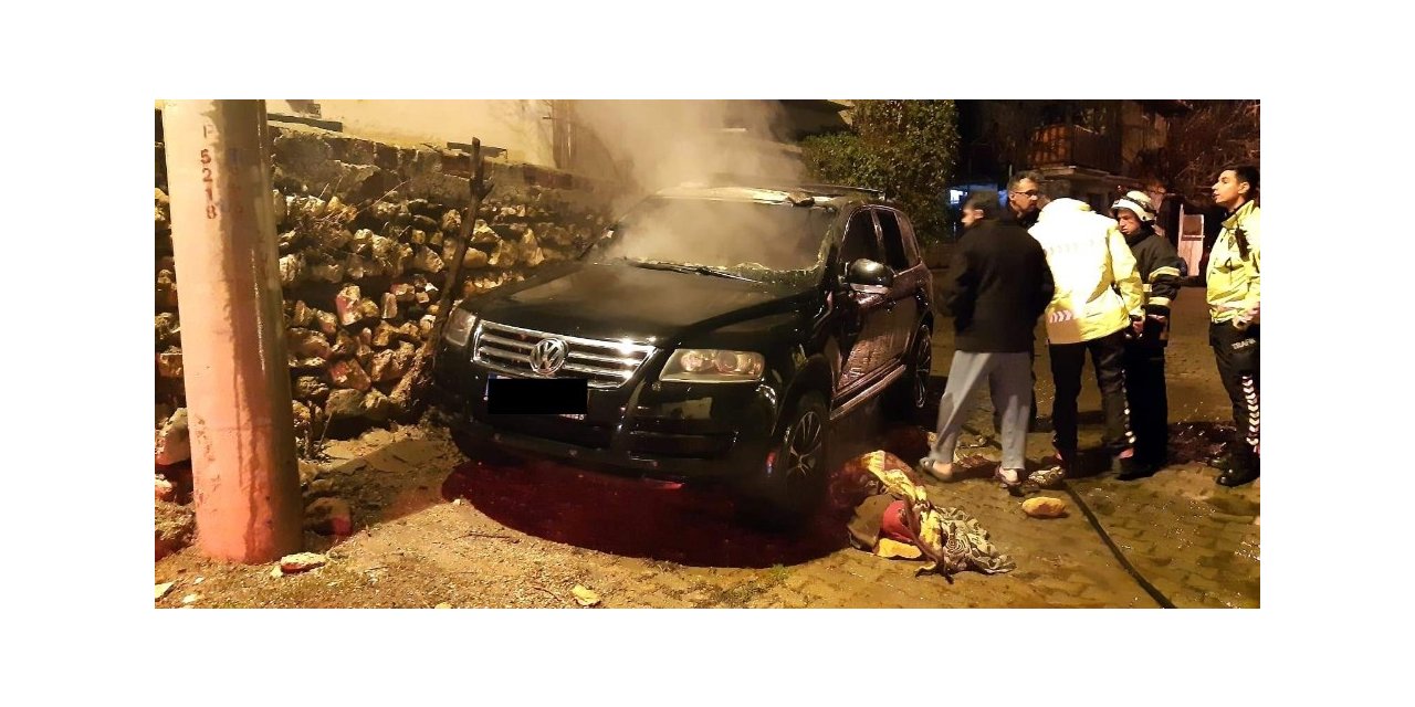 Park halindeki araçta çıkan yangını itfaiye söndürdü