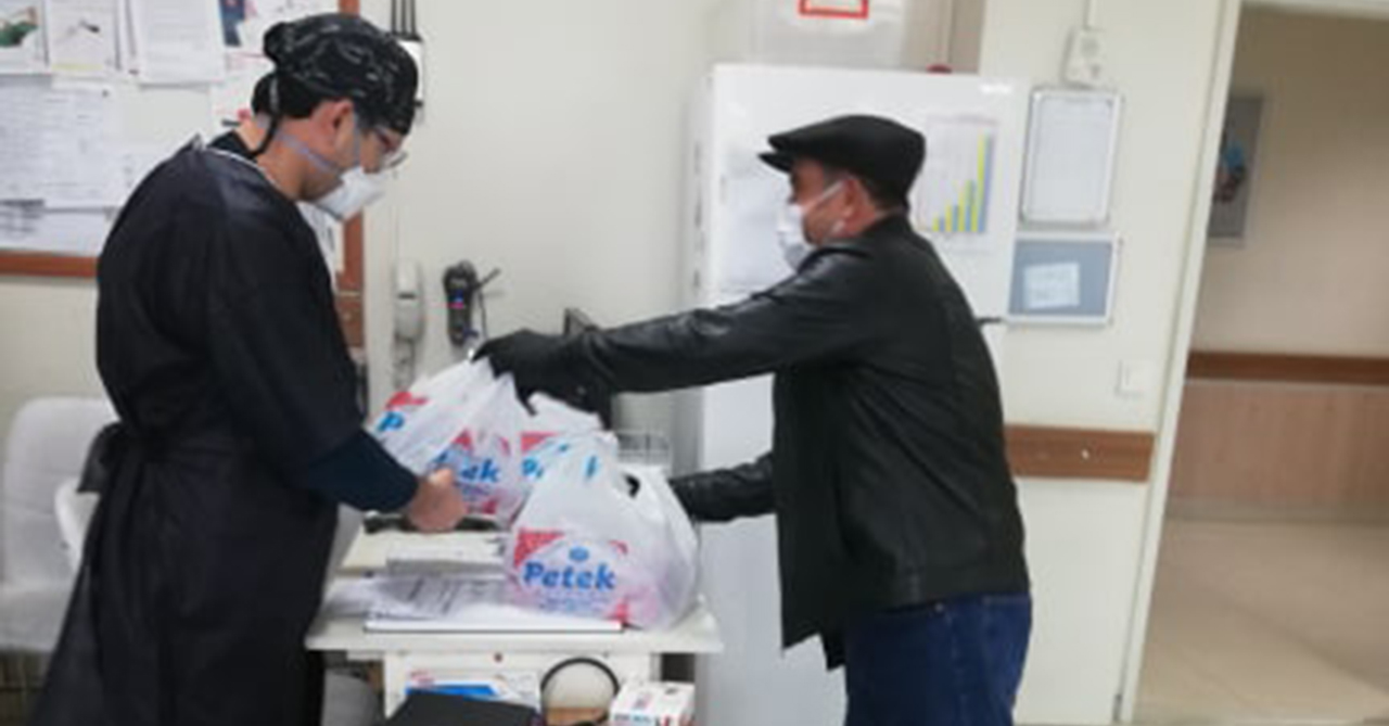 Sağlık çalışanlarına vatandaştan tatlı ikramı