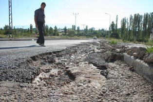 Avşar Mahallesi sakinleri yol istiyor