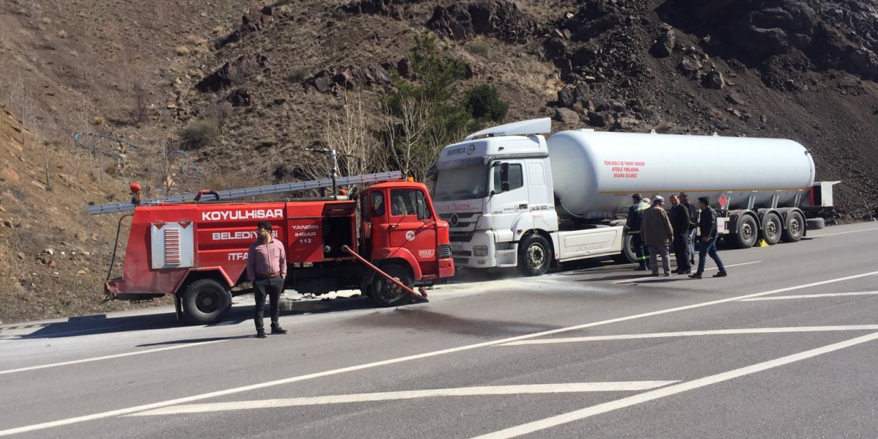 Sivas'ta seyir halindeki LPG yüklü tırın motor kısmında yangın çıktı
