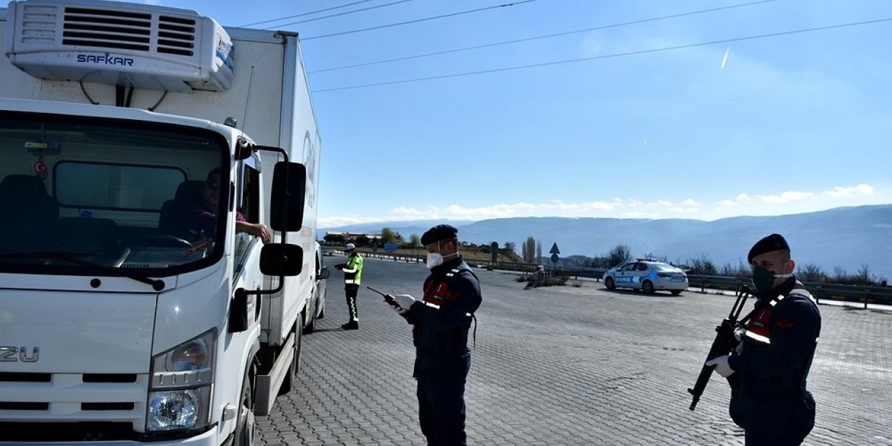 Sürücüler, polis ve jandarmadan kimliklerini kolonyayla temizleyerek aldı