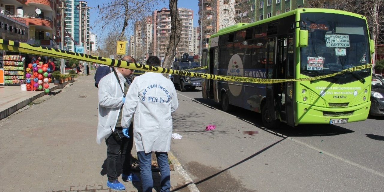 Otobüsten indirip kurşun yağdırdı, kurşunu bitince dipçikle saldırdı