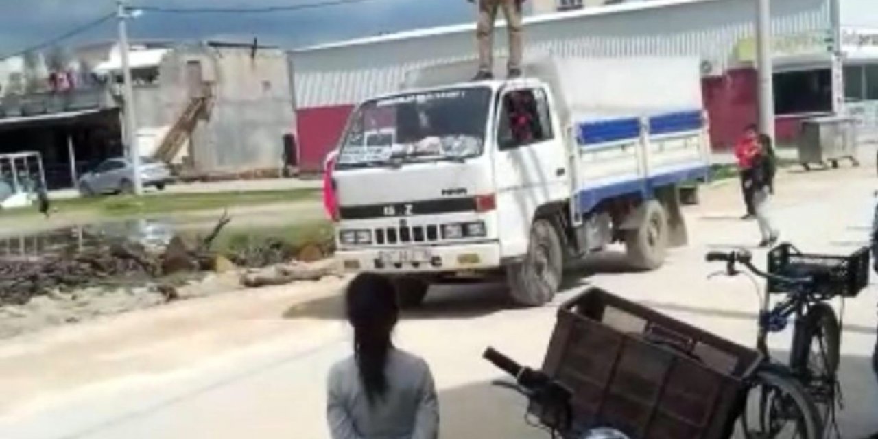 Seyir halindeki kamyoneti kullanmayı bırakıp üstüne çıktı