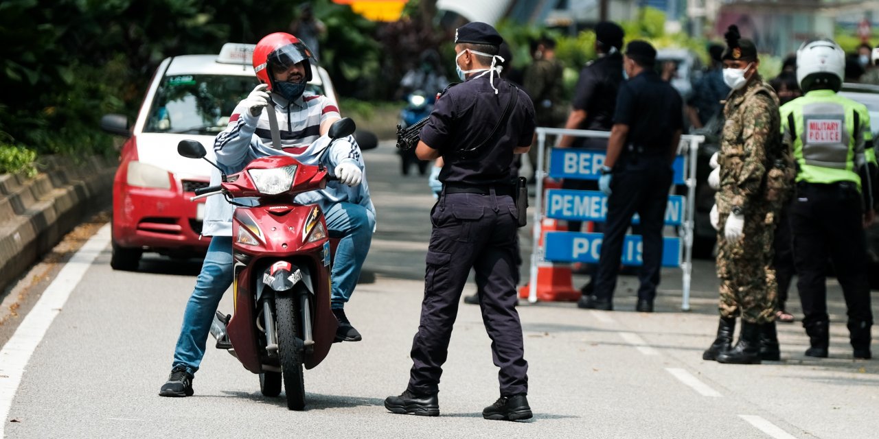Malezya'da asker salgınına karşı sokağa indi