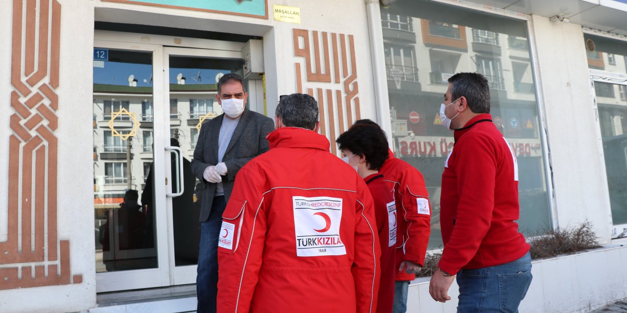 Bolu'da "Vefa Sosyal Destek Grubu" yaşlıların ve hastaların yardımına koşuyor