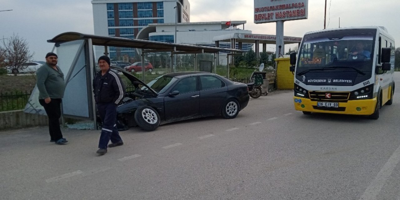 Hızını alamayan alkollü sürücü durağa daldı