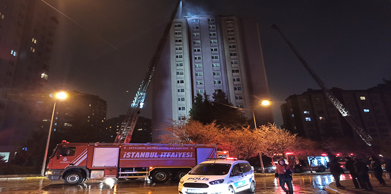 Beylikdüzü'nde 14 katlı apartmanın çatısında çıkan yangın söndürüldü