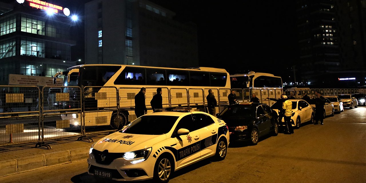 KKTC ve Lübnan'dan gelenler Mersin'deki yurtlara yerleştirildi