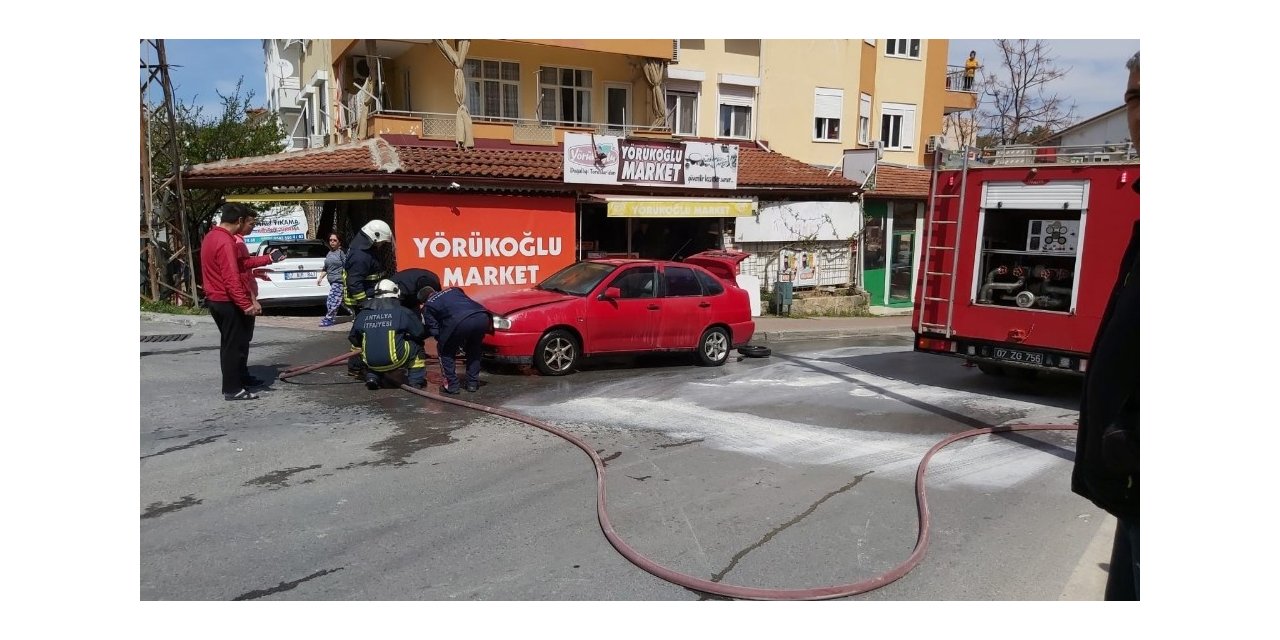 Yanan araca çeşme hortumuyla müdahale ettiler