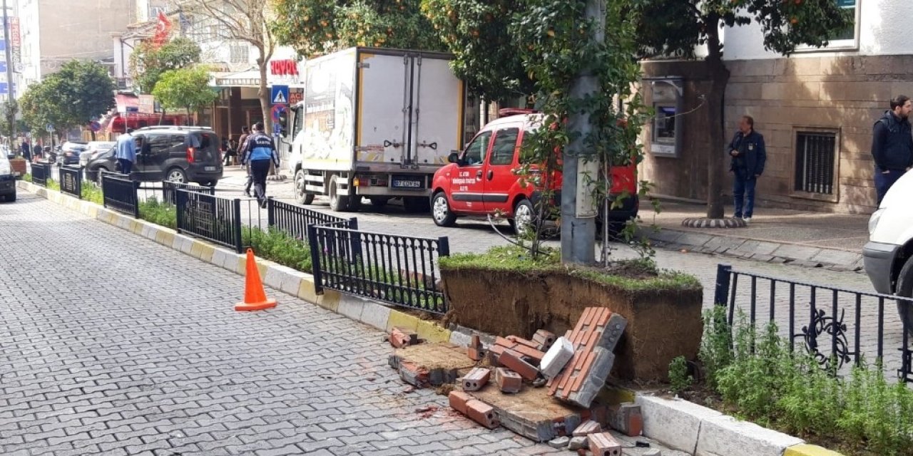 Freni boşalan kamyon refüje çıktı